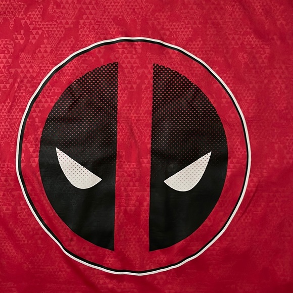 EUC Men’s Marvel Deadpool Athletic Short Sleeve Shirt Size XXL - Picture 2 of 6